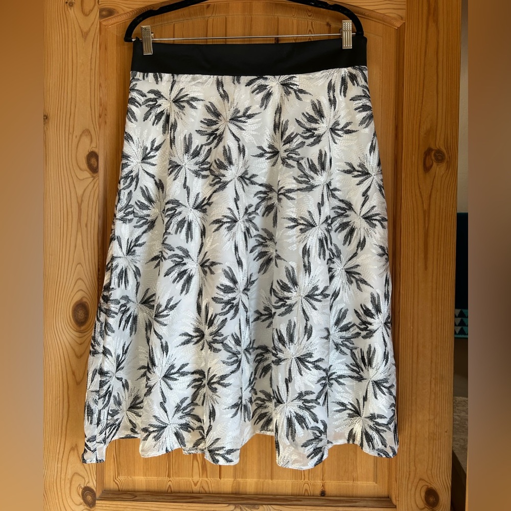 Vesper 247 NWT Skirt Black and white embroidered design.